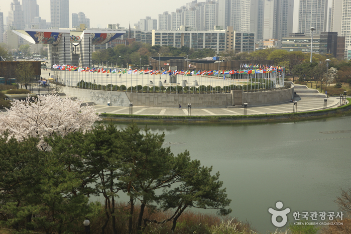 Olympic Park & Seokchon Lake Park Tour